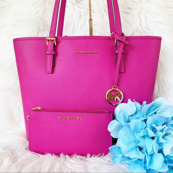 Michael Kors Handbags - Michael Kors Carryall Tote With Wallet🌸